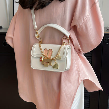 ミニ Y2K クロスボディバッグ｜メタル バニー装飾 ハンドバッグ｜ハートチェーン フラップ スクエア パース レディース