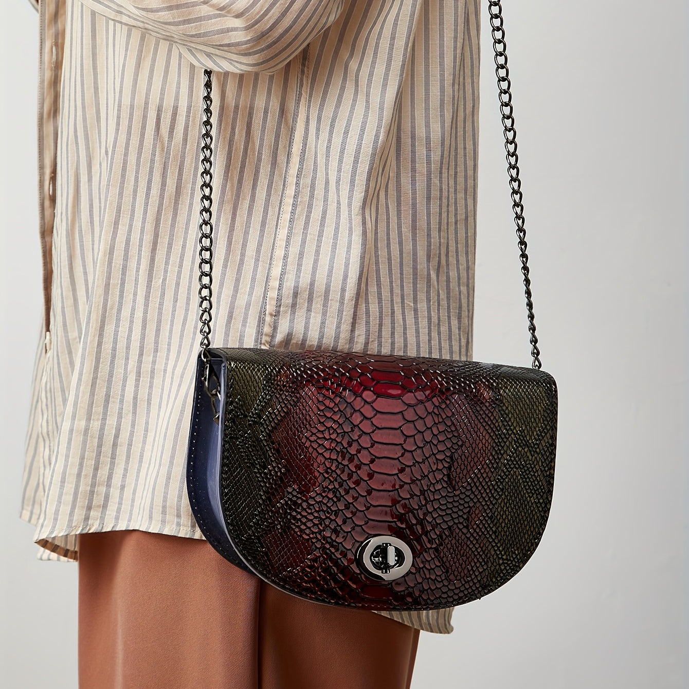クロコダイル柄 ラメ サドルバッグ｜バックル付き トレンド クロスボディバッグ｜メタルチェーン エレガント ショルダーバッグ