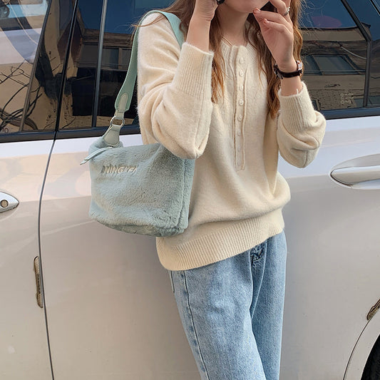 レター刺繍 ファジー ショルダーバッグ｜レディース ファッション アンダーアーム パース｜ファスナー付き 冬用バッグ