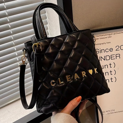 クラシック キルティング ショルダーバッグ｜メタルレター装飾 クロスボディバッグ｜レディース スタイリッシュ スクエア サッチェルバッグ