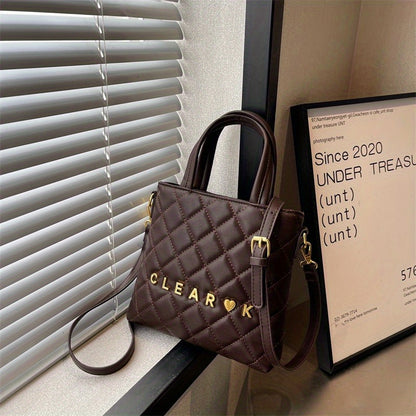 クラシック キルティング ショルダーバッグ｜メタルレター装飾 クロスボディバッグ｜レディース スタイリッシュ スクエア サッチェルバッグ
