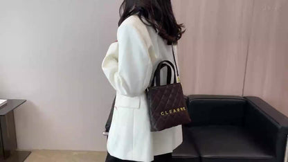 クラシック キルティング ショルダーバッグ｜メタルレター装飾 クロスボディバッグ｜レディース スタイリッシュ スクエア サッチェルバッグ