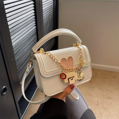 ミニ Y2K クロスボディバッグ｜メタル バニー装飾 ハンドバッグ｜ハートチェーン フラップ スクエア パース レディース